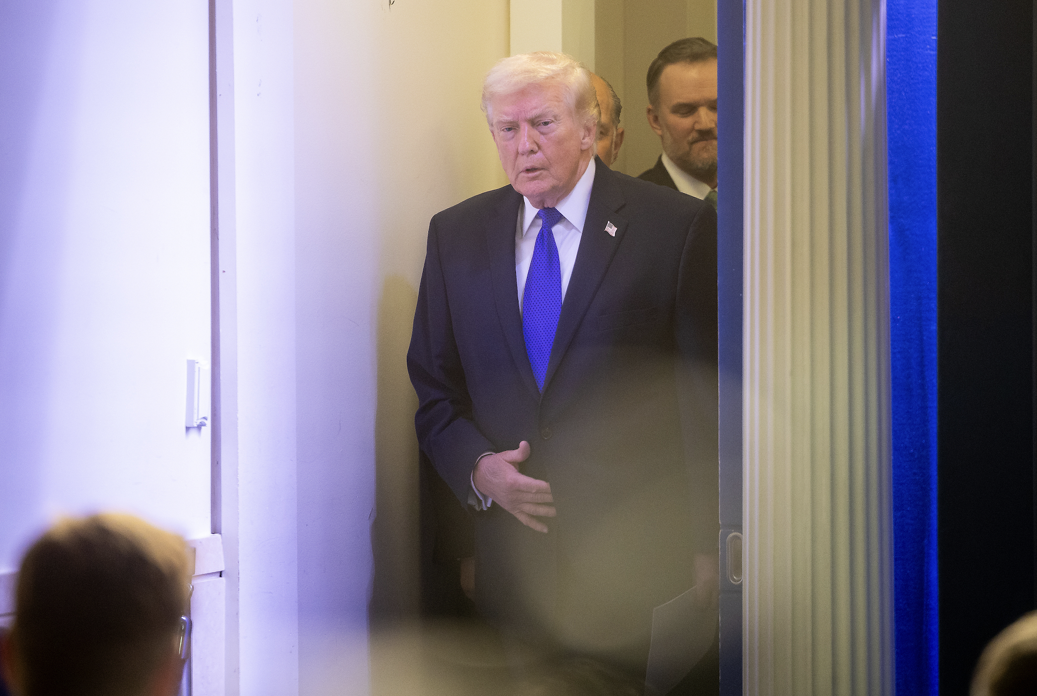 再加码！特朗普称“全球进口关税”将提高至15%