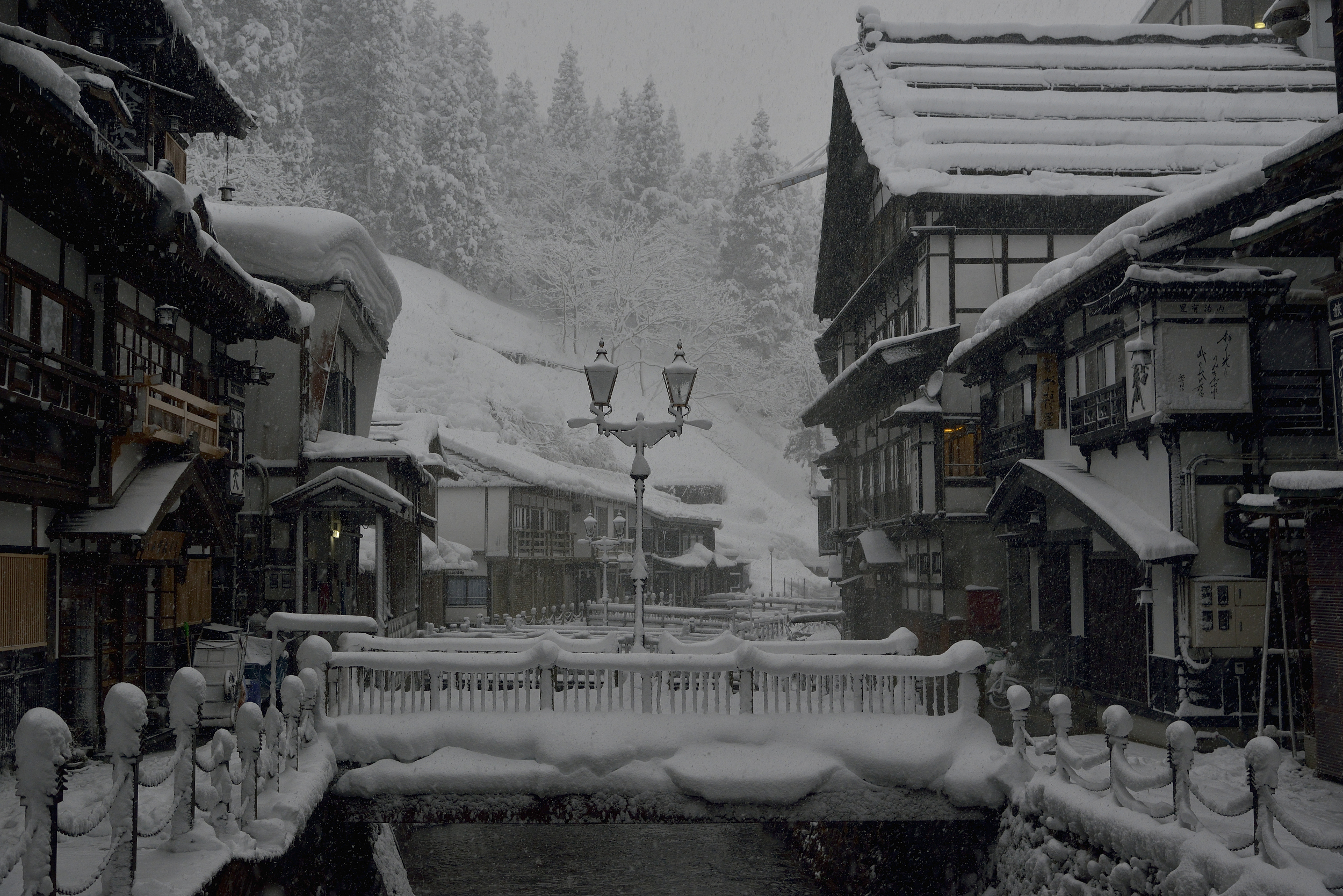 今年前两月中国内地游客同比减半，日本旅游市场进一步失宠