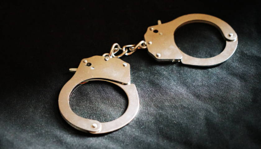 官方再通报“15岁女孩被当街殴打”：两打人者被批捕，现场曾错打三人