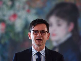 內(nèi)外交困之際，盧浮宮迅速完成館長更換