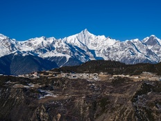 地方新闻精选 | 梅里雪山数名游客坠入冰湖获救 石家庄一景区猴戏表演被指虐待动物