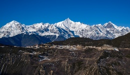 地方新聞精選 | 梅里雪山數(shù)名游客墜入冰湖獲救 石家莊一景區(qū)猴戲表演被指虐待動物