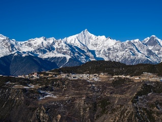 地方新聞精選 | 梅里雪山數(shù)名游客墜入冰湖獲救 石家莊一景區(qū)猴戲表演被指虐待動物