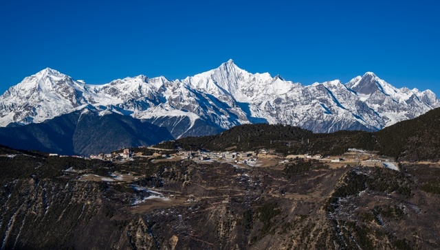 地方新闻精选 | 梅里雪山数名游客坠入冰湖获救 石家庄一景区猴戏表演被指虐待动物