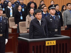 “靠烟吃烟”受贿3407万，国家烟草专卖局原副局长张天峰被判12年