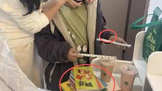 “1點點”遭質(zhì)疑虛假幫扶，受資助男孩戴千元手表，當?shù)厣绻ぃ捍_實是貧困低保戶