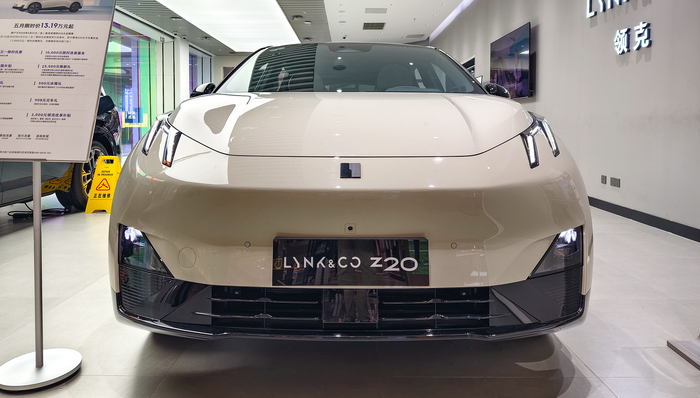 车主;语音操作;误关大灯;车辆撞护栏;领克高管;致歉;优化更新