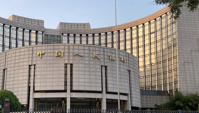 央行,汇率,;稳定人民币汇率；央行；远期售汇业务；外汇风险准备金率下调为0