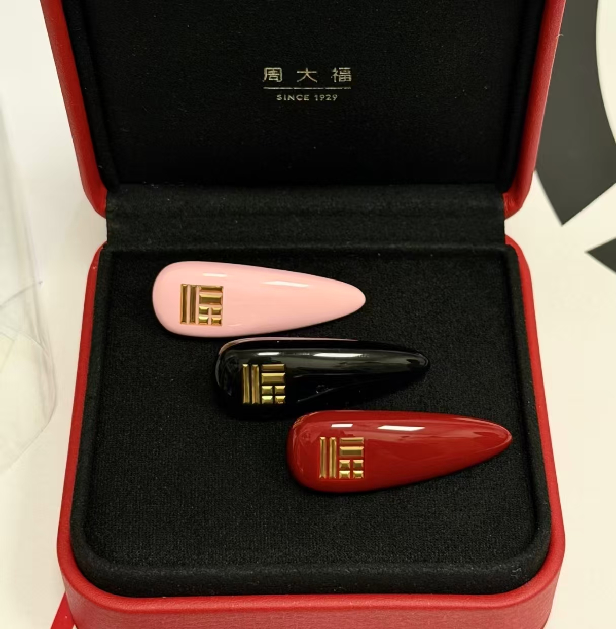 周大福镶金发夹售价超2000元，销售人员：金重0.42克