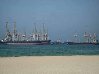 伊朗允许部分国家船只通过霍尔木兹海峡，美国为俄罗斯石油松绑