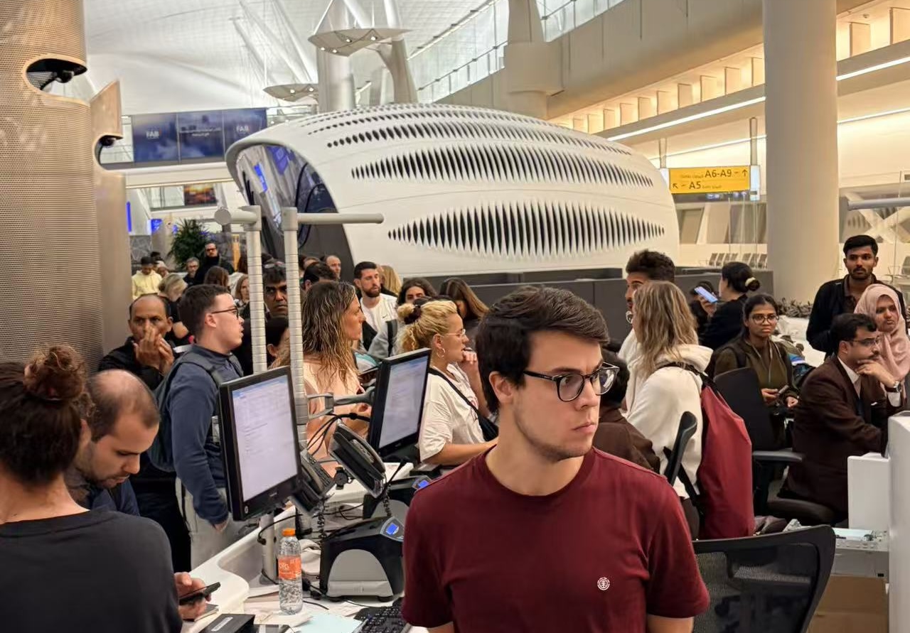 百家号:伊藤洋华堂-中东国际机场滞留者：惊魂未定，机场像“难民所”，最大愿望是尽快改签、回国