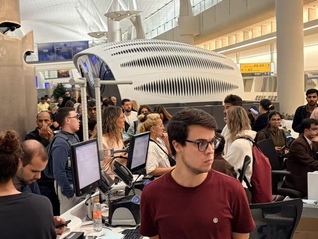 中東國際機(jī)場滯留者：驚魂未定，機(jī)場像“難民所”，最大愿望是盡快改簽、回國