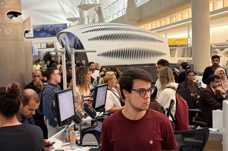 中东国际机场滞留者：惊魂未定，机场像“难民所”，最大愿望是尽快改签、回国