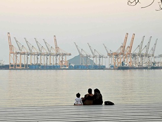 特朗普预计军事行动持续4周，伊朗伊斯兰革命卫队威胁摧毁地区所有国家油气设施