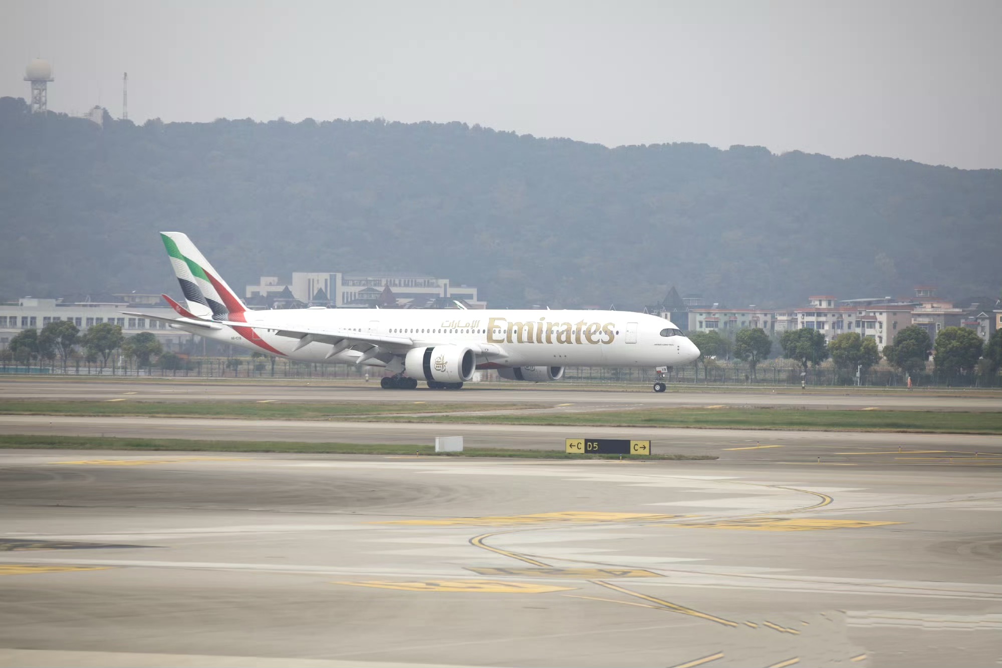 油价跳涨侵蚀航空业利润，“全球最赚钱”阿联酋航空每天亏损超千万美元