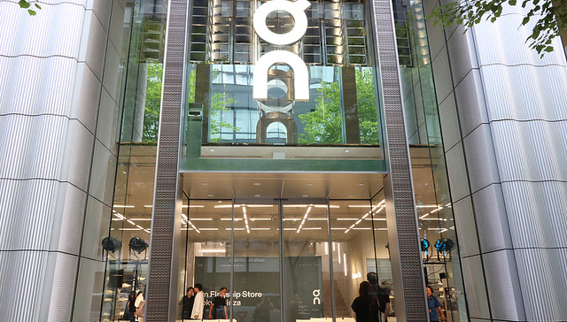 昂跑;2025年;净销售额;30亿瑞士法郎;亚太区;增长强劲