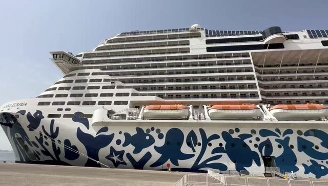 豪华邮轮;中东港口;国人;中老年人;团体游客;情绪稳定