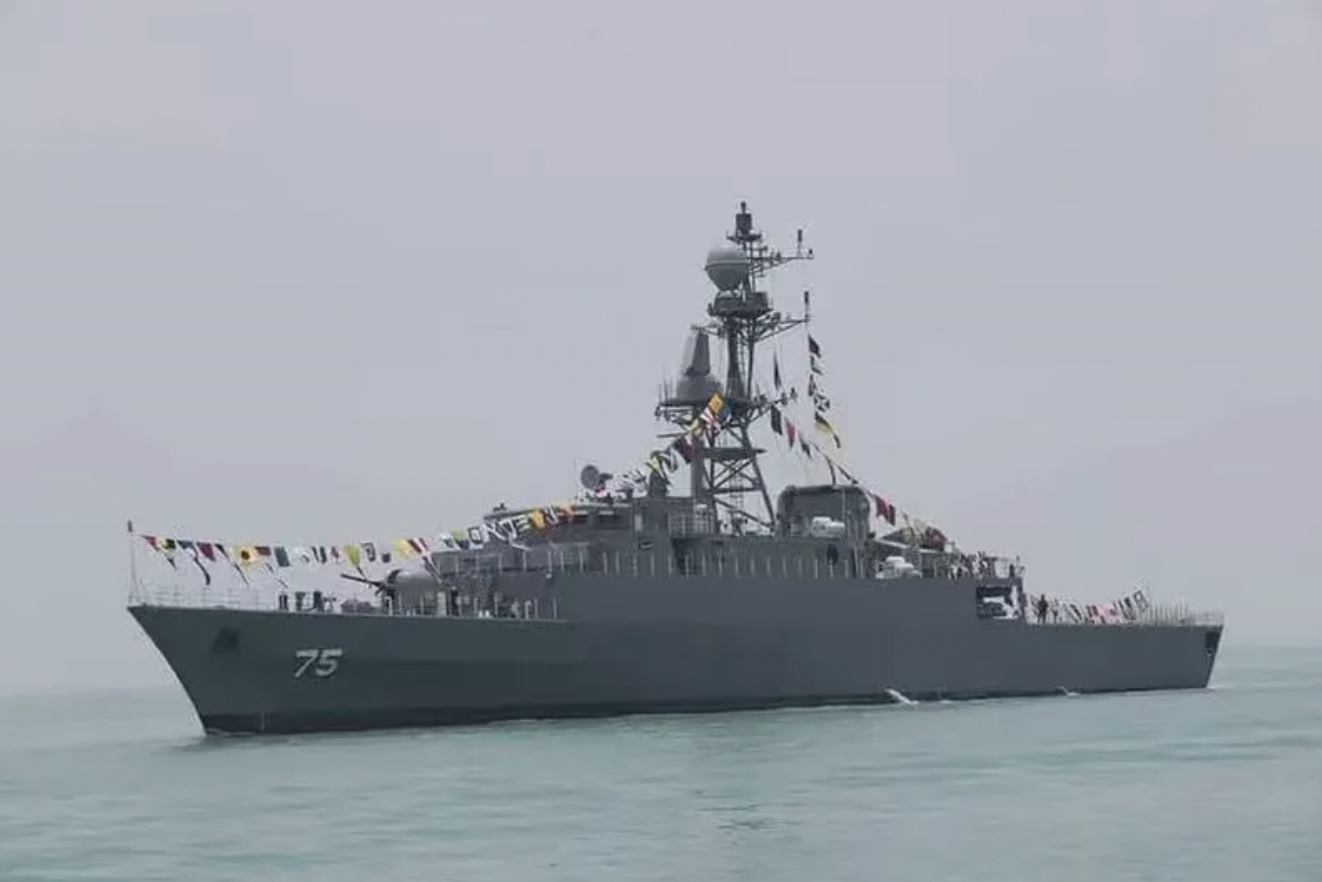 伊朗一艘军舰沉没，据称系被潜艇击沉，已致101人失踪78人伤