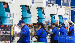 今年继续实施更加积极的财政政策，赤字率4%左右，释放什么信号？