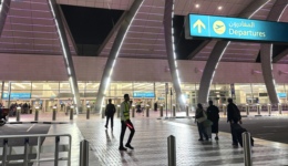 中东滞留旅客艰难“回家路”：狂刷8张机票，或走8小时陆路再飞