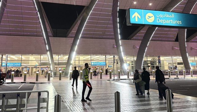 中东滞留旅客;回家路;8张机票;8小时陆路;再飞