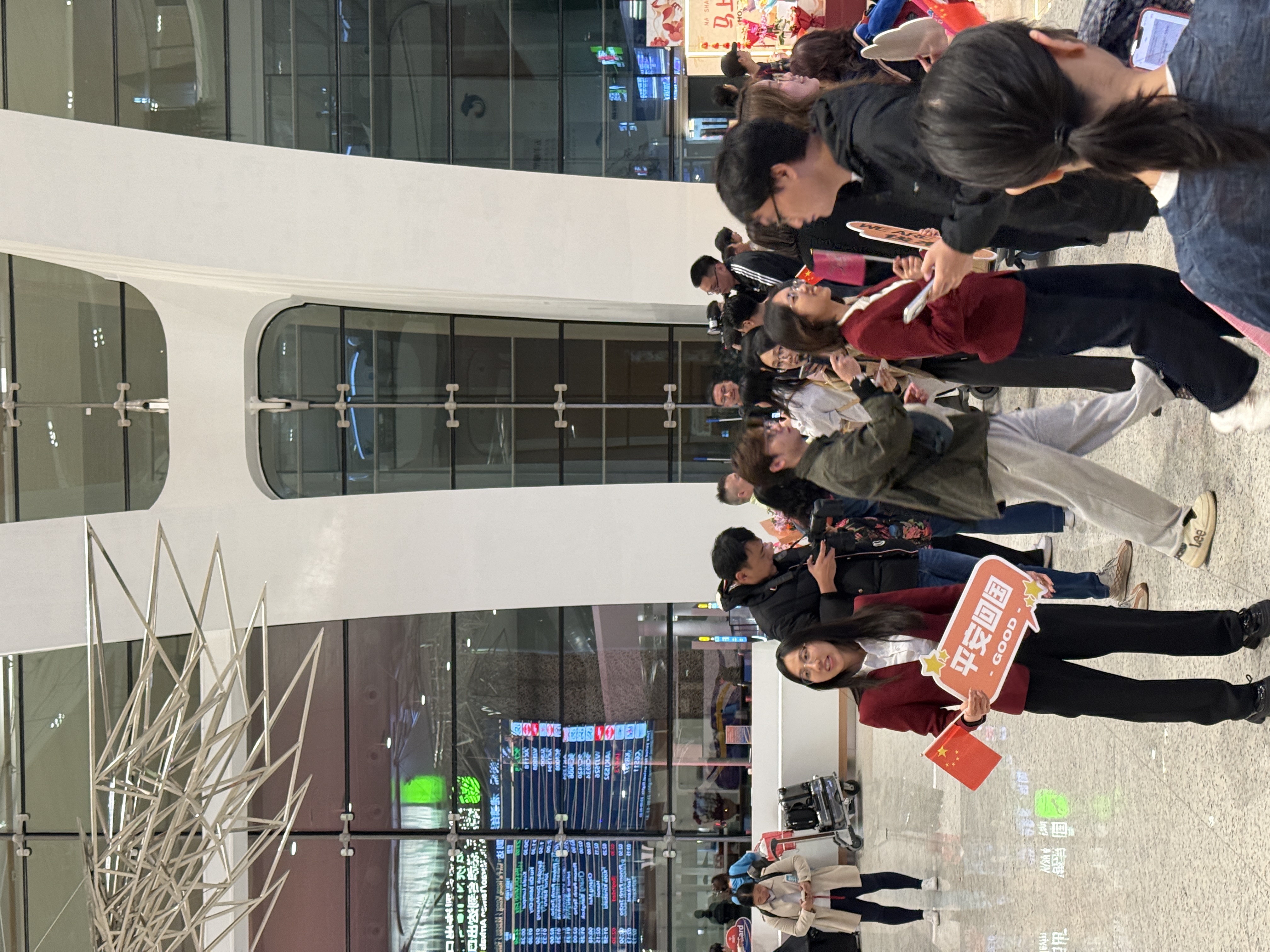 中东滞留旅客艰难“回家路”：狂刷8张机票，或走8小时陆路再飞