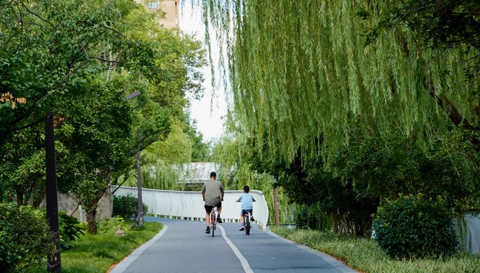 政府工作报告解读;中小学春秋假;孩子与家长休假时差