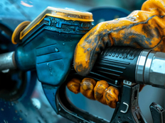 国内成品油价今晚上调，加满一箱油多花27.5元