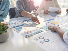 亚太股市遭遇“黑色星期一” ！日韩股指大跌，A股韧性显现