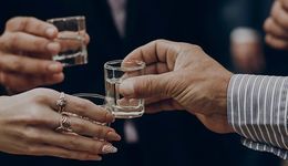 去年追着梁文锋的投资人，今年下班疯狂补习养龙虾