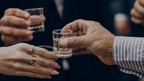 去年追着梁文锋的投资人，今年下班疯狂补习养龙虾