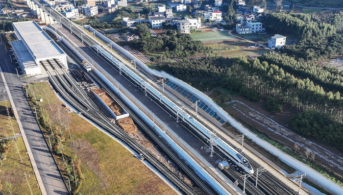 铁路投资,前两个月;700亿元;铁路投资;高位运行