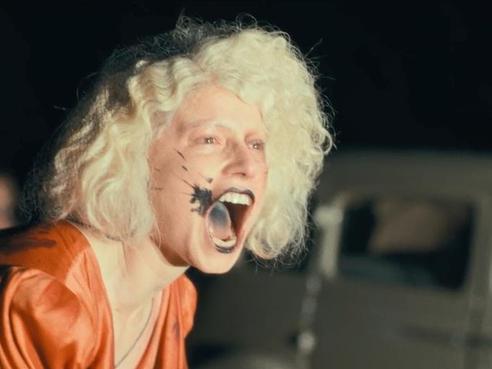 当一位女导演拍出口碑最分裂的《弗兰肯斯坦》