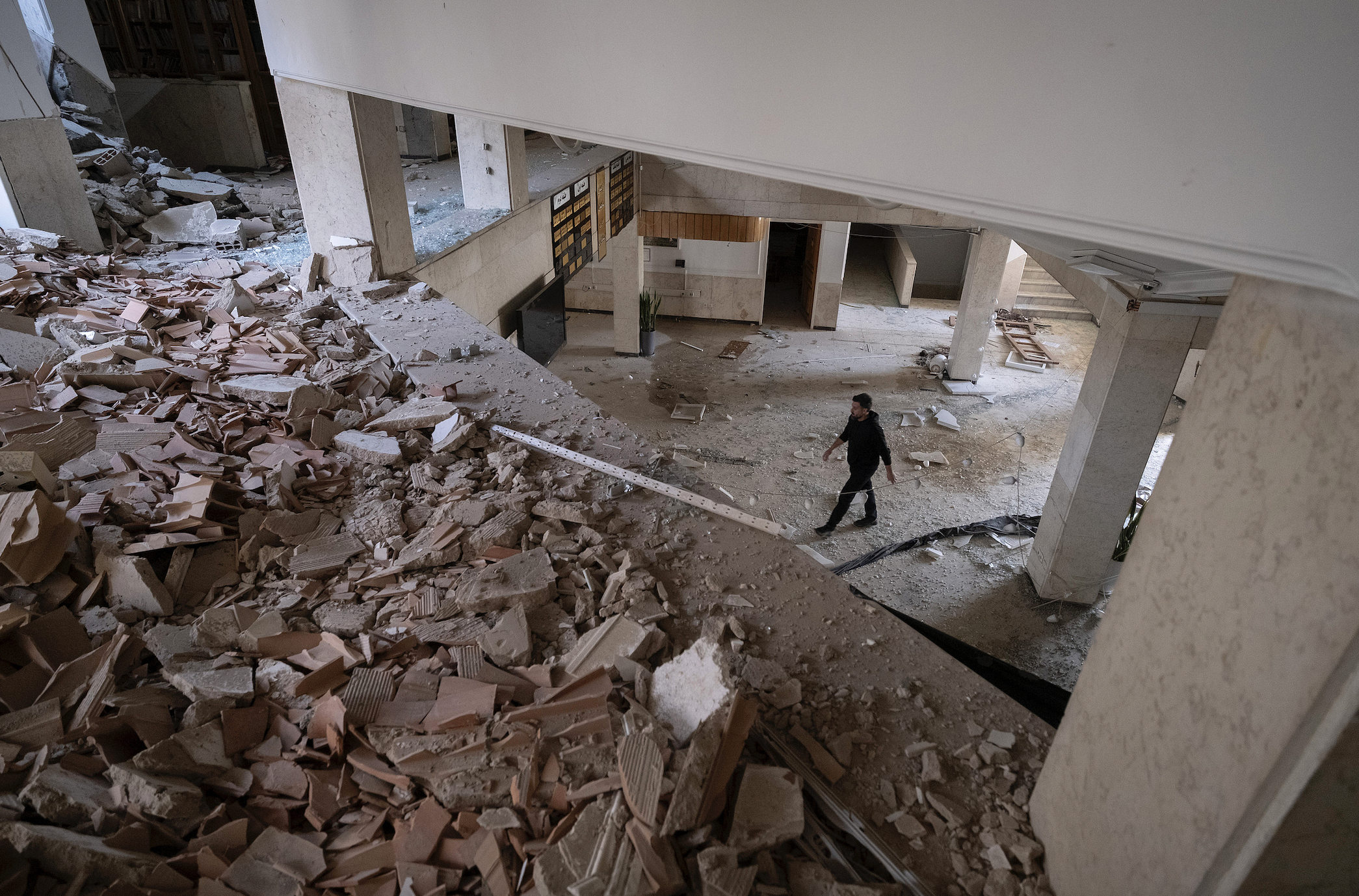 伊朗逮捕54名“内鬼”，缴获76件冷兵器和大量弹药