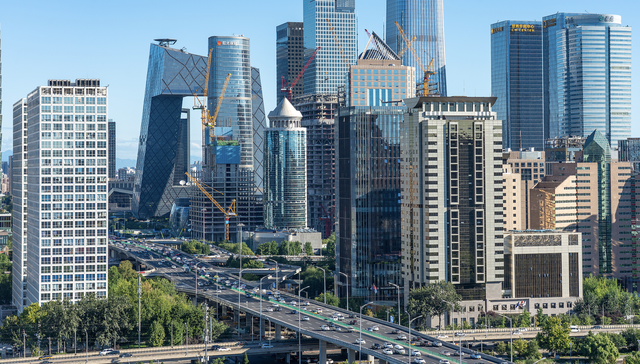 服务业,;1-2月;全国服务业生产指数;同比增长5.2%;服务零售;商品零售