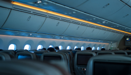 因机票超售“拒载”看病乘客，东航的航班管理与服务能力遭拷问