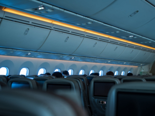 因机票超售“拒载”看病乘客，东航的航班管理与服务能力遭拷问