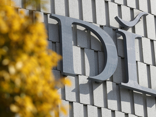 胖东来“小方糖”戒指重新上架？工作人员回应