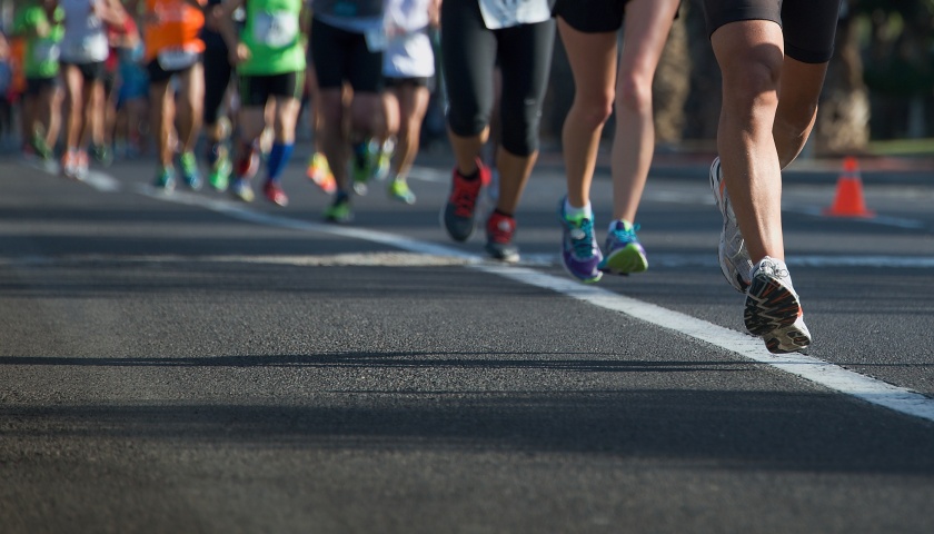 地方新闻精选 | 重庆马拉松裁判误拦冠军冲线被停赛一年 北京不鼓励养老机构收取会员费