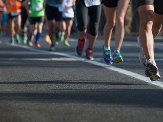 地方新闻精选 | 重庆马拉松裁判误拦冠军冲线被停赛一年 北京不鼓励养老机构收取会员费