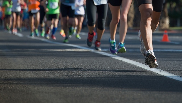 地方新闻精选 | 重庆马拉松裁判误拦冠军冲线被停赛一年 北京不鼓励养老机构收取会员费