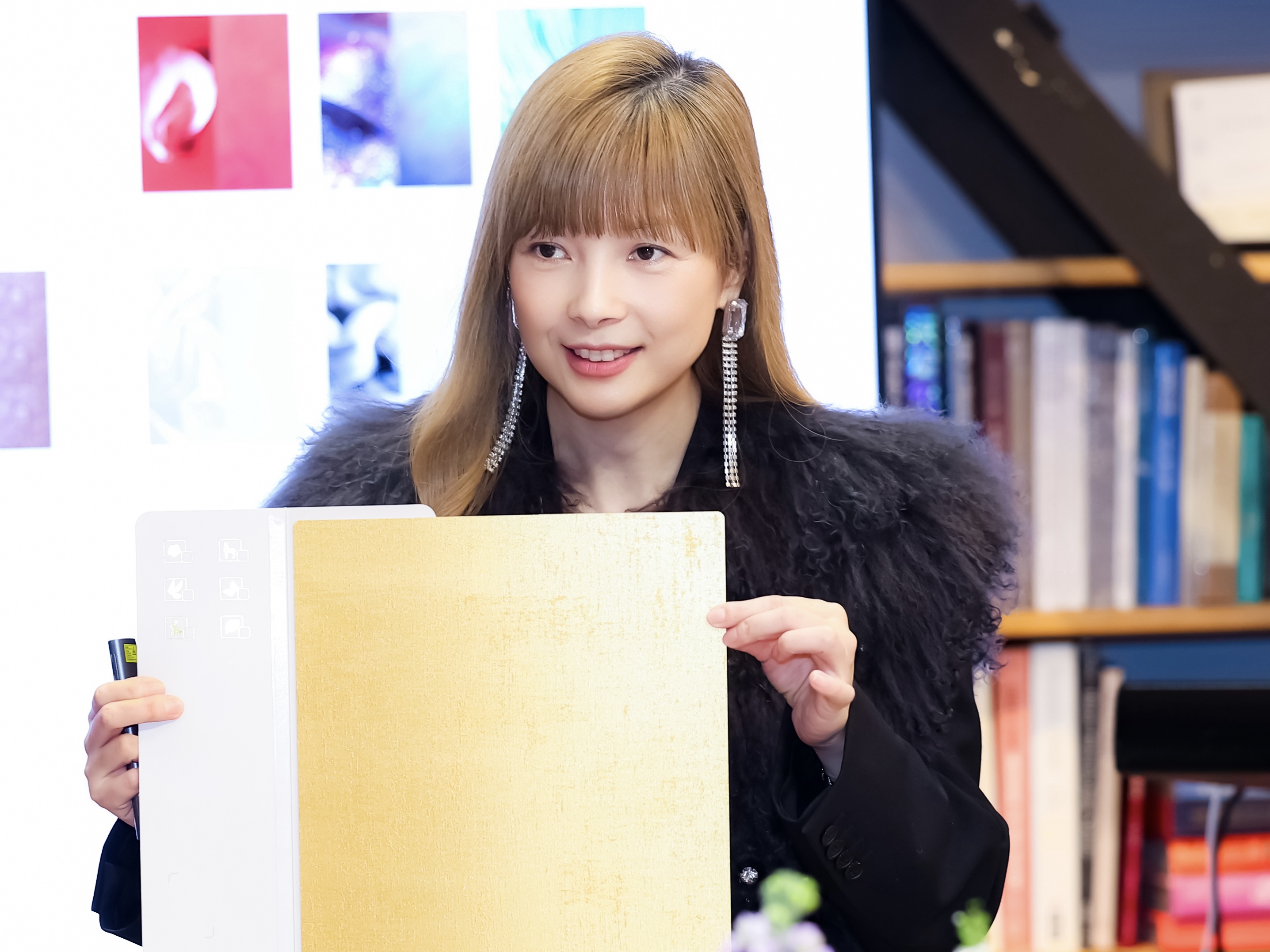 1770710384340191.jpg iLuvVivid爱涂妆首席执行官Sophia吴晨为设计师嘉宾介绍艺术涂料.jpg