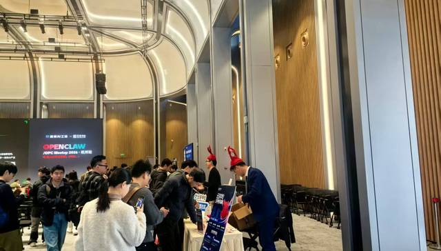 一台229元小盒子和一只“小龙虾”：三位年轻人的草根AI创业样本