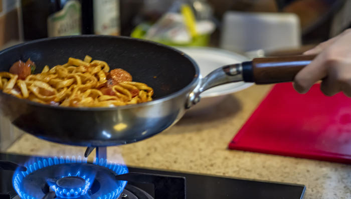 印度人抢购电磁炉、韩国芯片被卡脖子，卡塔尔断供LNG冲击有多大？