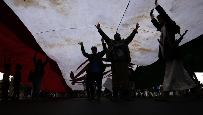 另一条咽喉也危险了？也门胡塞威胁封锁曼德海峡