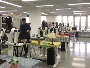 在北京人形机器人数据基地，一个机器人如何学会“洗水果”？