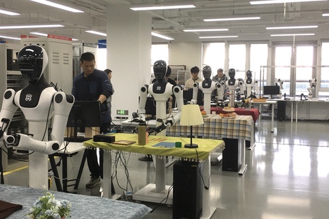 在北京人形机器人数据基地,一个机器人如何学会“洗水果”?