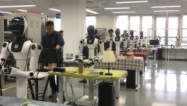 在北京人形机器人数据基地，一个机器人如何学会“洗水果”？