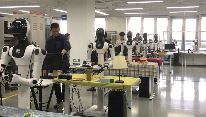 在北京人形机器人数据基地，一个机器人如何学会“洗水果”？