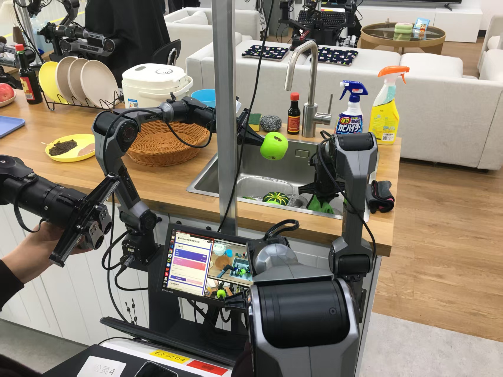 在北京人形机器人数据基地,一个机器人如何学会“洗水果”?